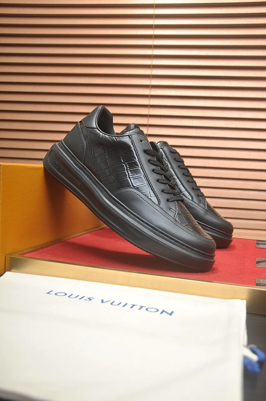 Men's men's shoes 💰640💶Original development, quality shipping, welcome to compare - LV sneaker series sports shoes introduce the loose silhouette of the ready-to-wear series into the spring and summer men's wear shows and make an eye-catching appearance. The cow leather upper is combined with rough fabric laces, and colorful beading highlights the brand's classic elements. LV letters mark the tongue and Monogram floral outsole. Mixed materials Made of top-grain cowhide, thick shoelace design, large Monogram print on the side, mesh lining and cotton feet, the comfort is as extreme as ever, premium heritage, quality first, worth owning! Size: Men’s 38-45 (45 is custom-made and cannot be returned or exchanged)